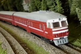 Кадр 1. Модель дизель-поезда ДР1 в классической красной окраске.