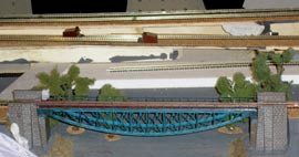 Фото 6. Мост с ездой поверху - пока что самый симпатичный уголок строящегося макета.