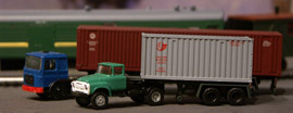 Фото 20. Седельные тягачи с полуприцепами - контейнеровозами (контейнеры РЖД).