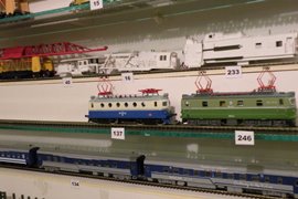 Кадр 6. Модели электровозов ЧС1-001 (ВТТВ, конверсия А.Ходакова) и ЧС1-012 (В.Бояров) в экспозиции выставки 