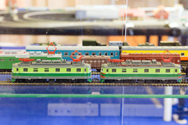 Кадр 10. Две окрасочных разновидности модели электровоза ЧС2 на витрине Январского форума моделистов в Карачарово, 2015 г.