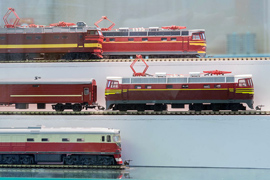 Кадр 14. Модели электровозов ЧС4 в двух вариантах окраски, в компании других локомотивов от 