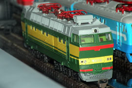 Кадр 6. Модель электровоза ЧС4Т-731 в нетипичной желто-зелёной окраске.