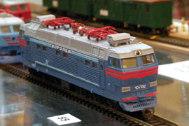 Кадр 7. Модель электровоза ЧС4Т-552 в оригинальной синей окраске фирменного поезда 