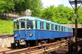 Кадр 2. Вагон типа Еж во главе состава Московского метрополитена (второй в составе - вагон типа Ем).