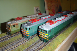 Кадр 10. Модели электровозов ВЛ15-034, -038 и -035, собранные и окрашенные А.Щегловым.