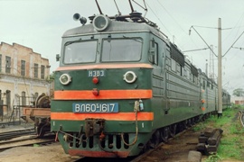 Кадр 2. Электровоз ВЛ60к-1617 - прототип зелёной модели - в депо Вологда, май 2003 г.