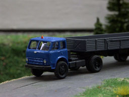 Седельный тягач МАЗ-504А с бортовым полуприцепом на макете в Раменском