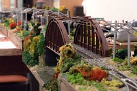 Фото 7. Мост с ездой понизу и перспективный вид контактной сети.
