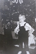 1960. Автор макета в трёхлетнем возрасте у новогодней ёлки. Под ёлкой - рельсовый овал электромеханической игрушки 