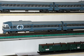 Вверху: доработанная малосерийная модель дизель-поезда ДР1 в окраске фирмы 