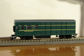 Модель «хлебораздаточного» вагона СЖД (арт. 3960). На фотографиях прилагаемые к вагону накладные детали не установлены.
