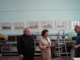 Виктор Дёмин и замдиректора музея Л.М.Ласточкина обсуждают план экспозиции.