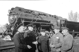 Кадр 7. Железнодорожники перед паровозом ОР21