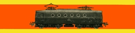 Кадр 15. Коробка от модели чехословацкого электровоза Е499. Чёрно-белое, в отличие от других коробок, изображение, по-видимому было использовано для того, чтобы можно было использовать коробку для обеих цветовых разновидностей модели (кремово-зелёной и кремово-синей). Интересно, что как и на коробке от E11/42, изображение не вполне соответствует модели: на картинке изображены ажурные токосъёмники и сцепки, закрепленные прямо на корпусе. При желании можно найти и другие отличия.