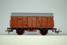 Фото 12. Ранняя модель крытого вагона с красной подвеской.