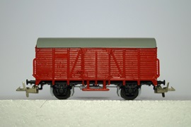 Фото 14. Модель крытого вагона с серой подвеской, корпус из пластика красноватого оттенка.