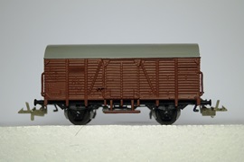Фото 15. Более поздняя модель крытого вагона с серой подвеской.