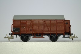 Фото 16. Ещё более поздняя модель крытого вагона с тормозной будкой, рельефные надписи подкрашены.