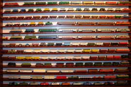 Домашняя витрина Бориса Отрутикова (фрагмент), на которой, среди прочего, представлены практически все конструктивно-цветовые разновидности товарных вагонов, выпускавшихся фирмой Zeuke.