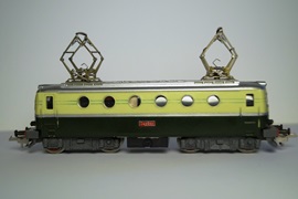 Кадр 6. Серийная модель электровоза Е499.001 в лимонно-зелёной окраске. На этой и предыдущей моделях установлены пантографы раннего образца (те же, что стояли на модели Е70) - они отличаются крючочками, большим количеством пружинок и некоторой ажурностью.