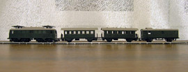 Фото 2. Тот же состав. (Слева направо - австрийский электровоз серии 181; вагоны австрийских ж.д.:  вагон 1/2 кл., вагон 2 кл., багажный вагон).