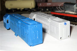 Кадр 15. Корпуса ЧМЭ2 серийной модели (белый) и чешской малосерийки (голубой). Корпус голубого цвета больше соответствует российскому прототипу.