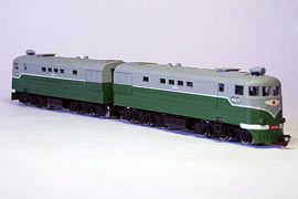 Кадр 5. Модель тепловоза ТЭ3-1002 с первоначальной формой кабины в серо-зелёной окраске.