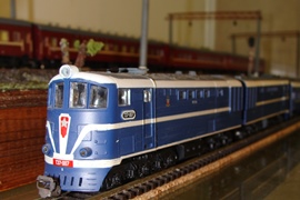 Кадр 5. Модель тепловоза ТЭ7-007 в специальной окраске поезда 