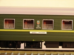 Кадр 8. Центральная часть купейного вагона с гербом и маршрутным указателем