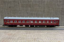 Кадр 4. Модель плацкартного вагона в красной окраске (Ок.ж.д.) с интерьером.