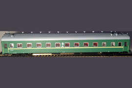 Кадр 1. Модель плацкартного вагона в классической зелёной окраске СЖД (со стороны, противоположной коридору).
