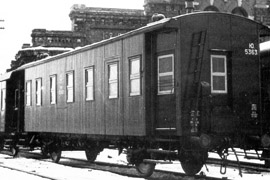Кадр 11. Переселенческий вагон в послевоенные годы со следами переделки (изменены оконые рамы, забита дверь в боковой стене).