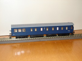 Модель вагона-салона в синей окраске. Накладные детали не установлены.
