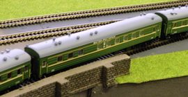 Кадр 5. Модель в зелёной окраске с двумя жёлтыми полосами (цветовая схема начала 60-х гг.) в составе пассажирского поезда на клубном ТТ-макете.