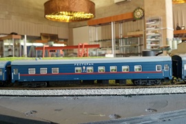 Кадр 13. Серийная модель в окраске фирменного поезда 