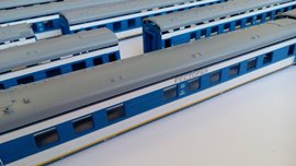 Кадр 23. Модель вагона-ресторана в окраске в окраске фирменного поезда 