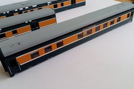 Кадр 17. Корпус модели вагона-ресторана в окраске фирменного поезда 