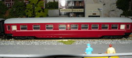 Кадр 5. Модель вагона в красной окраске.