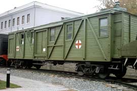 Кадр 3. Санитарный вагон, переделанный из крытого, в составе исторической экспозиции у ст. Гомель, Беларусь.