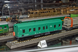 Кадр 6. Модель турного вагона пуеукладочного состава в изумру (сборка и окраска: Мануфактура 