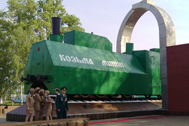 Кадр 2. Паровоз бронепоезда «Козьма Минин» на постаменте в Нижнем Новгороде.
