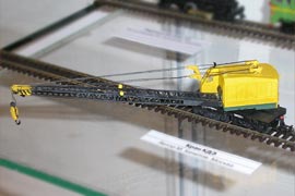 Кадр 7. Модель железнодорожного крана КДЭ-161, изготовленная М.Кечетовым на основе пресс-формы В.Дёмина (на выставке в Раменском).