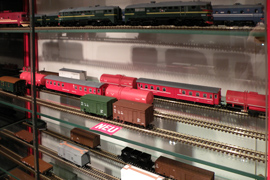 Кадр 12. Модель пожарных поездов IV и V эпох в выставочной витрине фирмы 