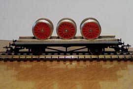 Кадр 4. Модель двухосной безбортовой платформы с грузом паровозных колёс, II эпоха (из набора 3900).