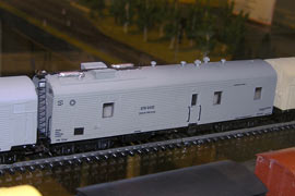 Кадр 7. Модель агрегатного вагона в серой окраске на выставке в Политехническом музее.