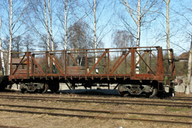 Кадр 2. Полувагон, переделанный для перевозки контейнеров, ст. Засулаукс (Латвия), 2011 г.