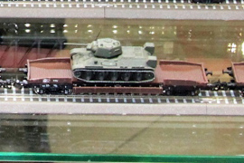Кадр 5. Модели платформ с бронетанковой техникой в составе эшелона времён ВОВ на выставке в депо Подмосковная, август 2015 г.